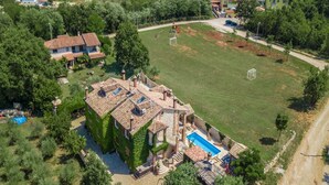 A large villa with a swimming pool, surrounded by lush greenery and a spacious lawn. - Apartment Andre Poreč - Two Bedroom Apartment with Terrace and Pool (Nova Vas)