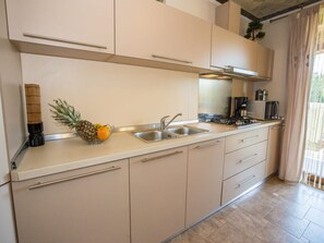 ثلاجة، ميكروويف، فرن، موقد طهي مسطح