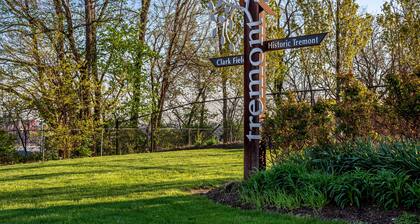 Tremont 1BR Pet Friendly, Private w/dedicated workspace and soaking tub!
