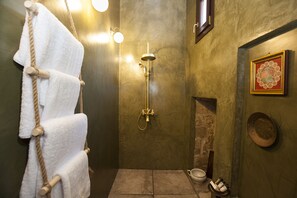 Deluxe-Zimmer | Badezimmer | Dusche, Regendusche, Designer-Toilettenartikel, Haartrockner