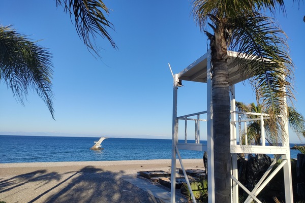 Una playa cerca, arena blanca, bar en la playa