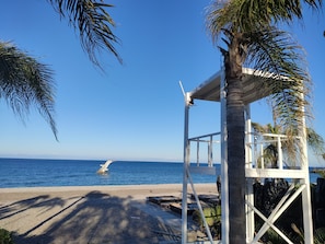 In Strandnähe, weißer Sandstrand, Strandbar