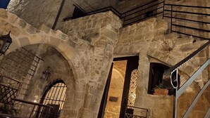 Un bâtiment en pierre doté d’arcades et d’un escalier.