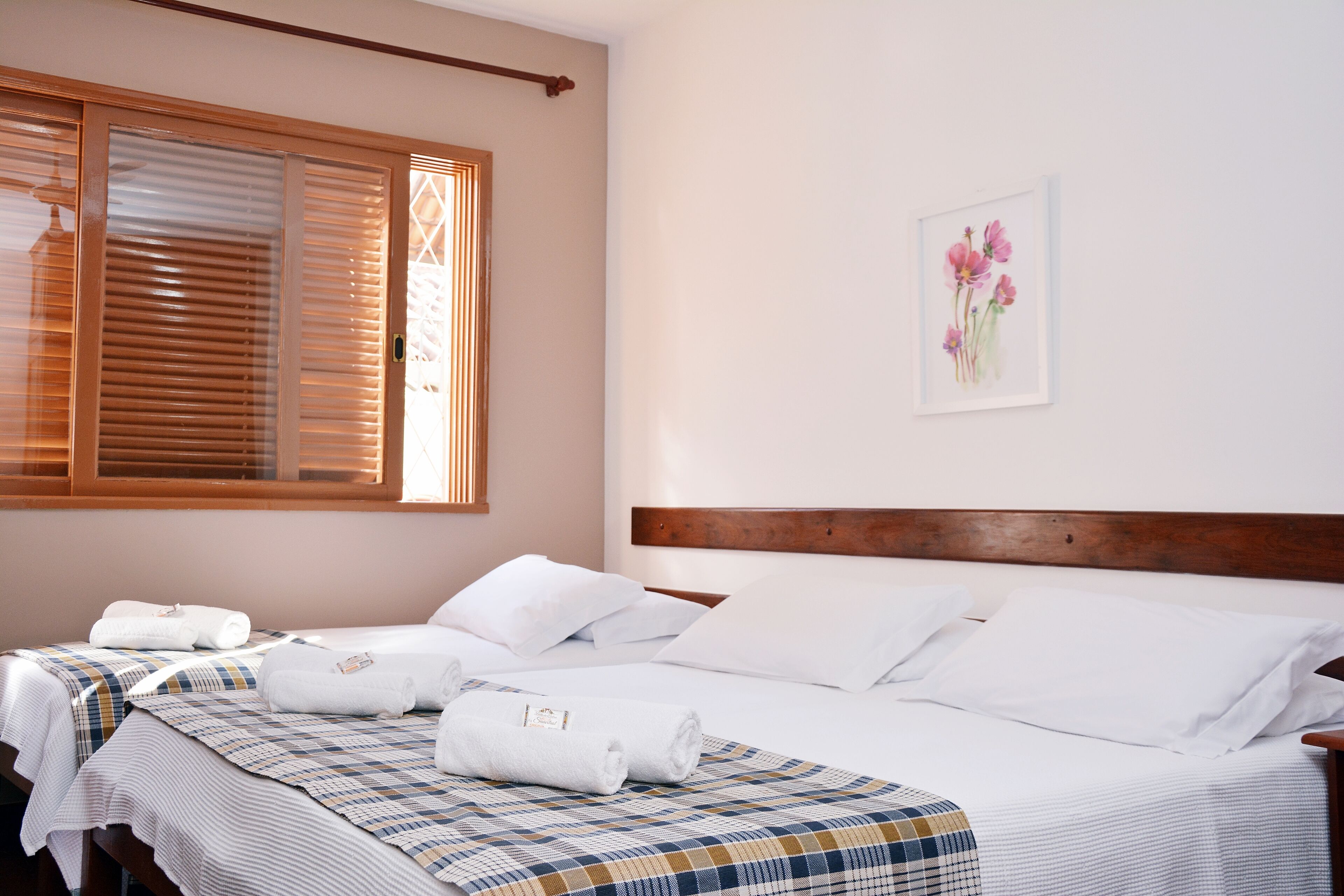 Kolmen hengen standard-huone | Työpöytä, silitysrauta/-lauta, ilmainen Wi-Fi, vuodevaatteet