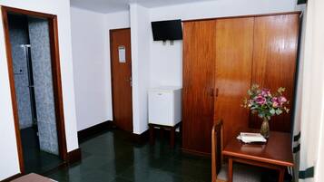 Quarto casal | Escrivaninha, ferros/tábuas de passar roupa, Wi-Fi de cortesia