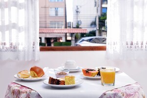 Free daily buffet breakfast