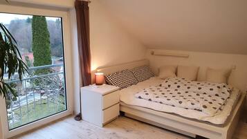 2 makuuhuonetta, työpöytä, ilmainen Wi-Fi, vuodevaatteet