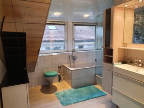 Bathtub, hair dryer, towels, soap - Idyllic modern apartment with two balconies and air conditioning (Bermatingen)