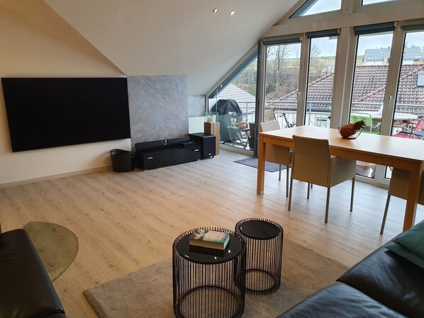 Smart TV, stereo, printers - Idyllic modern apartment with two balconies and air conditioning (Bermatingen)