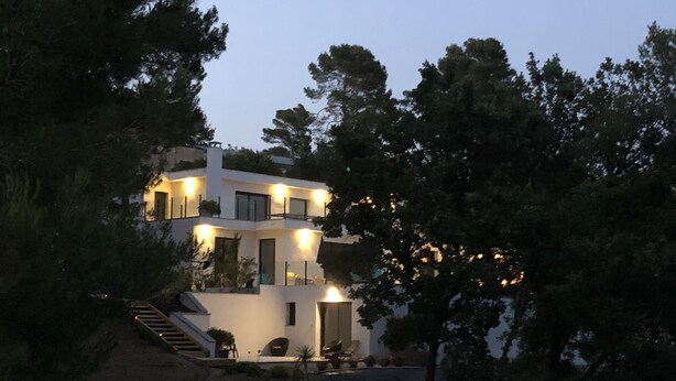 A modern two-story house with a staircase leading to the entrance, surrounded by trees. - Apartment in the heart of Provence on a magnificent golf course (Flassans sur issole)