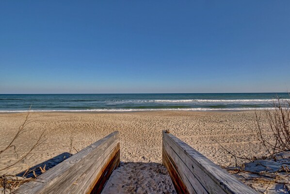 On the beach, sun-loungers, beach towels - Beachfront Condo (Carolina Beach)