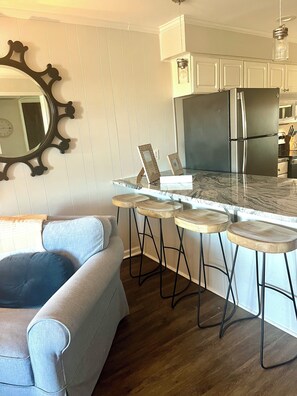 Smart TV, books - Beachfront Condo (Carolina Beach)