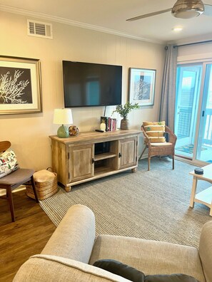 Smart TV, books - Beachfront Condo (Carolina Beach)