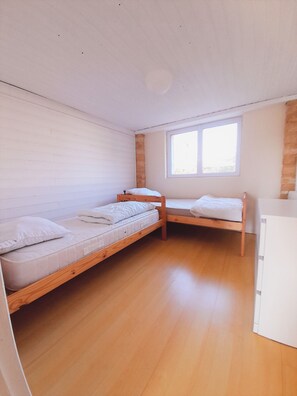 3 Schlafzimmer, Reisekinderbett, kostenloses WLAN, Bettwäsche
