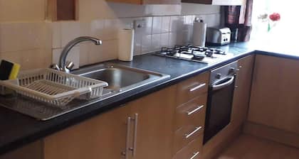Grand 4-bed Quasi Semi House in Manchester