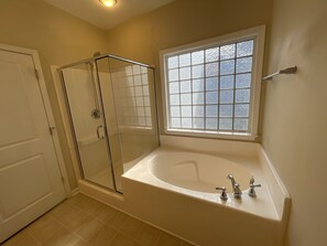 Badewanne, Haartrockner, Handtücher