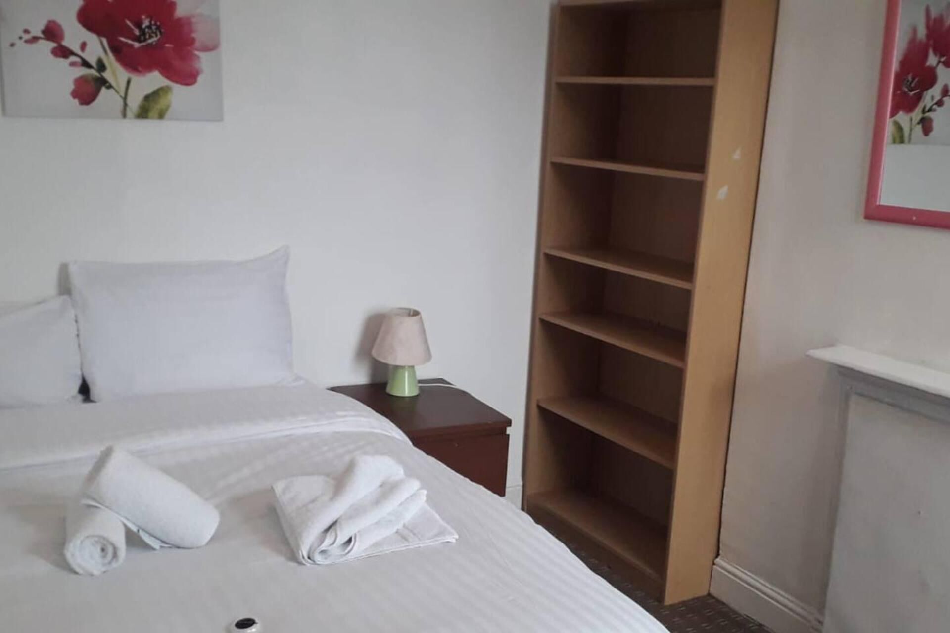 3-bed Airport House in Prime Location for Flight