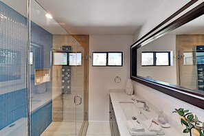Bathtub, hair dryer, towels, soap - Private Oasis: Cozy Villa Minutes from Downtown Palm Springs, 2 min from golf cs (Palm Springs)