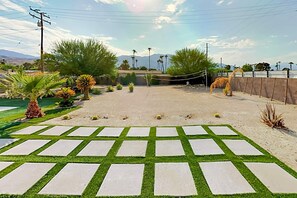 Property grounds - Private Oasis: Cozy Villa Minutes from Downtown Palm Springs, 2 min from golf cs (Palm Springs)