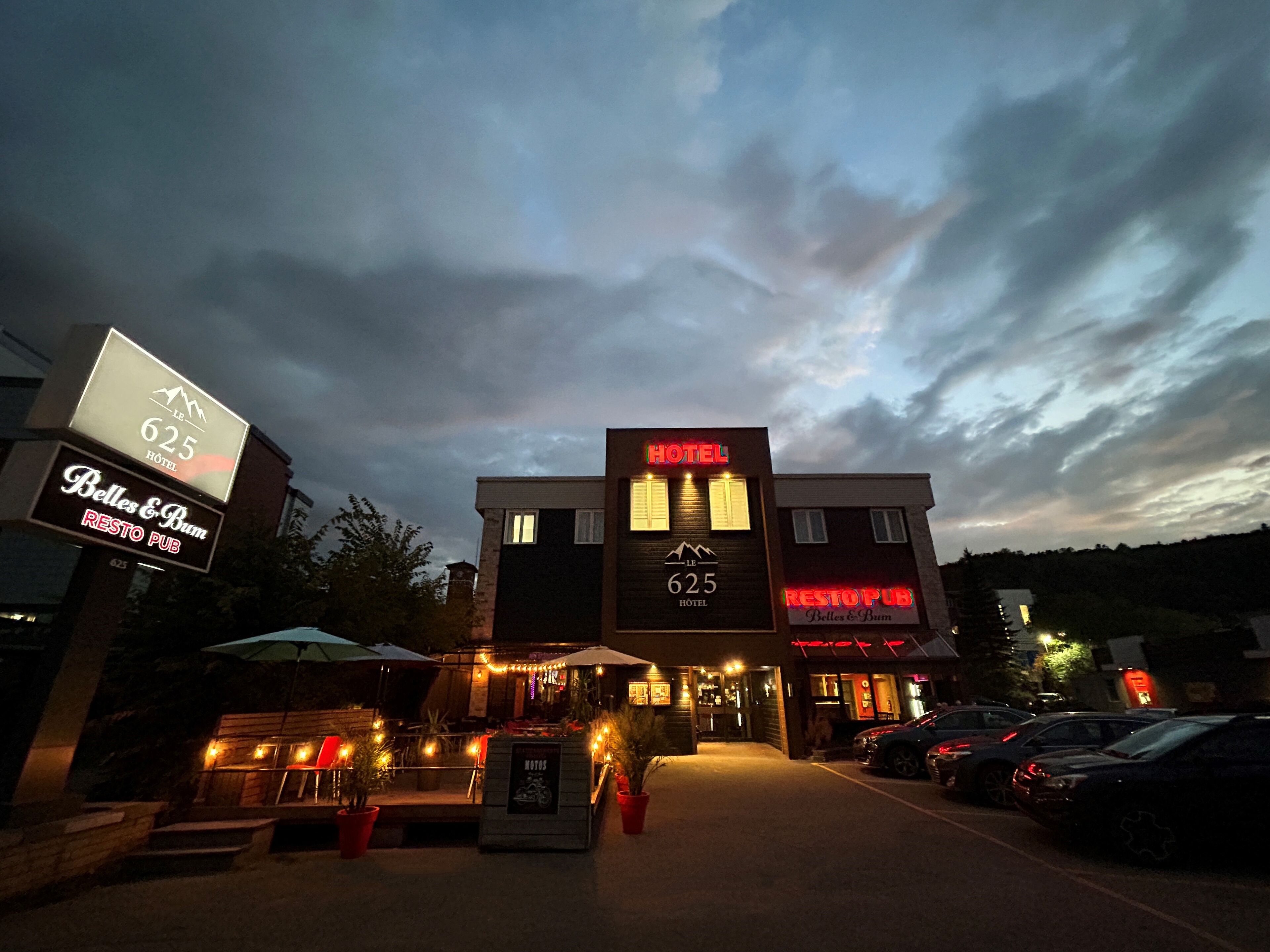 Un hôtel avec une enseigne indiquant qu’il s’agit du « Le 625 Hotel », et qui abrite un restaurant et un pub appelés « Belles & Bum » au rez-de-chaussée.