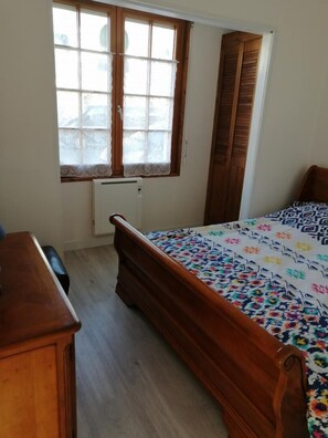 2 عدّة غرف نوم وواي فاي مجانًا وملاءات أسرّة