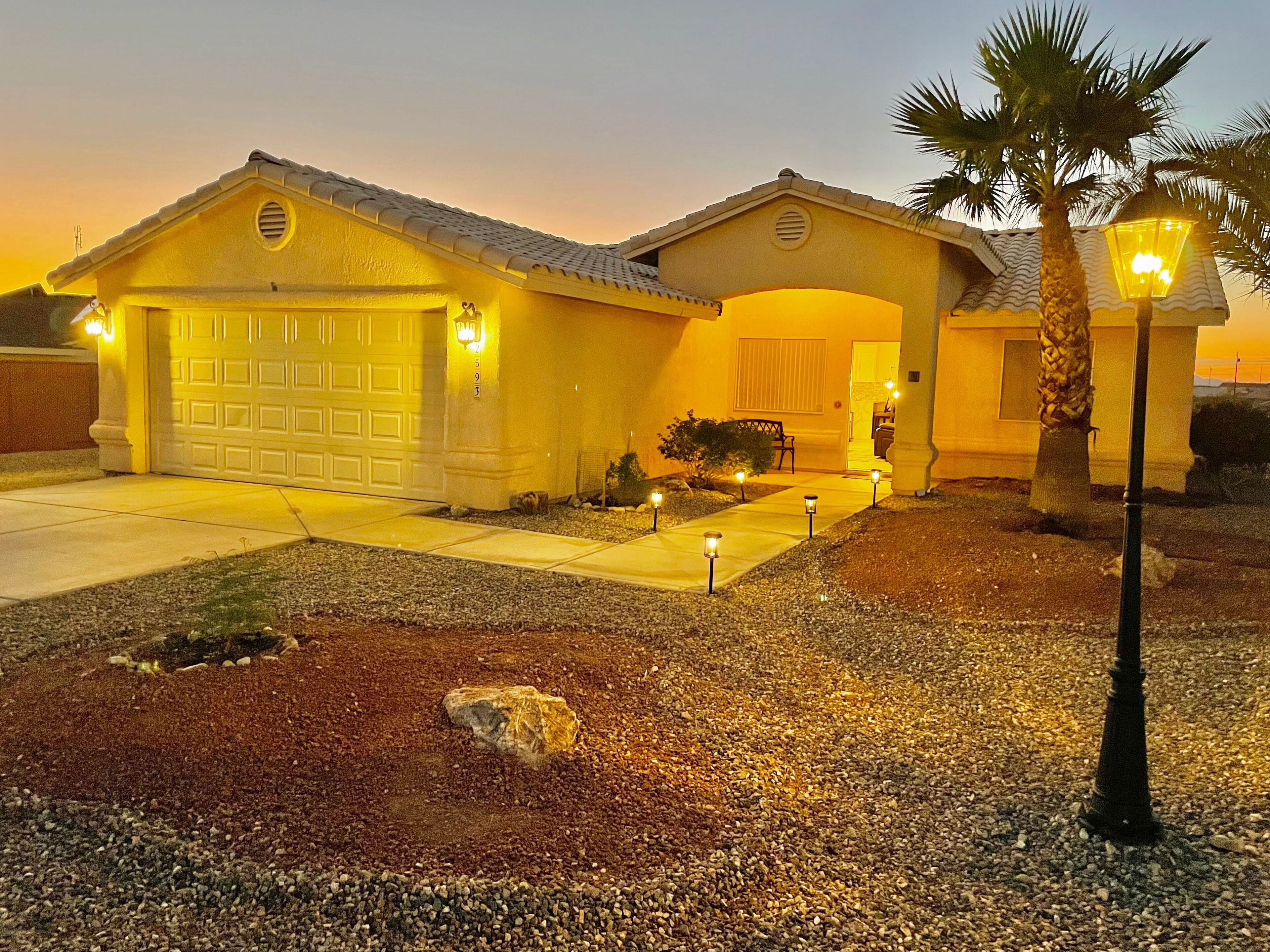 Amazing Sunset Lake View - Newer House!