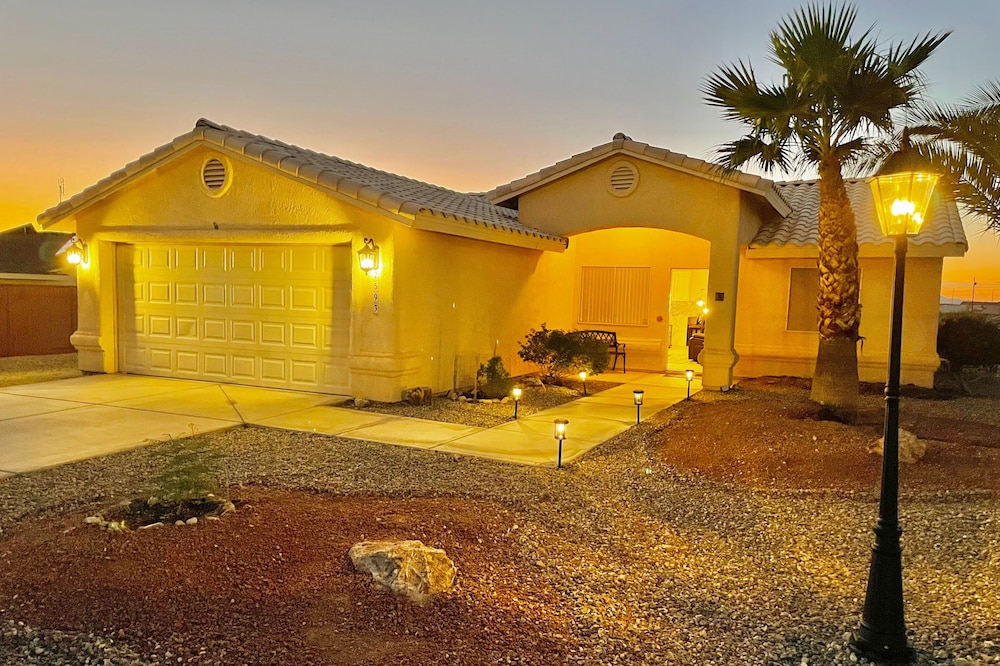 Amazing Sunset Lake View - Newer House!