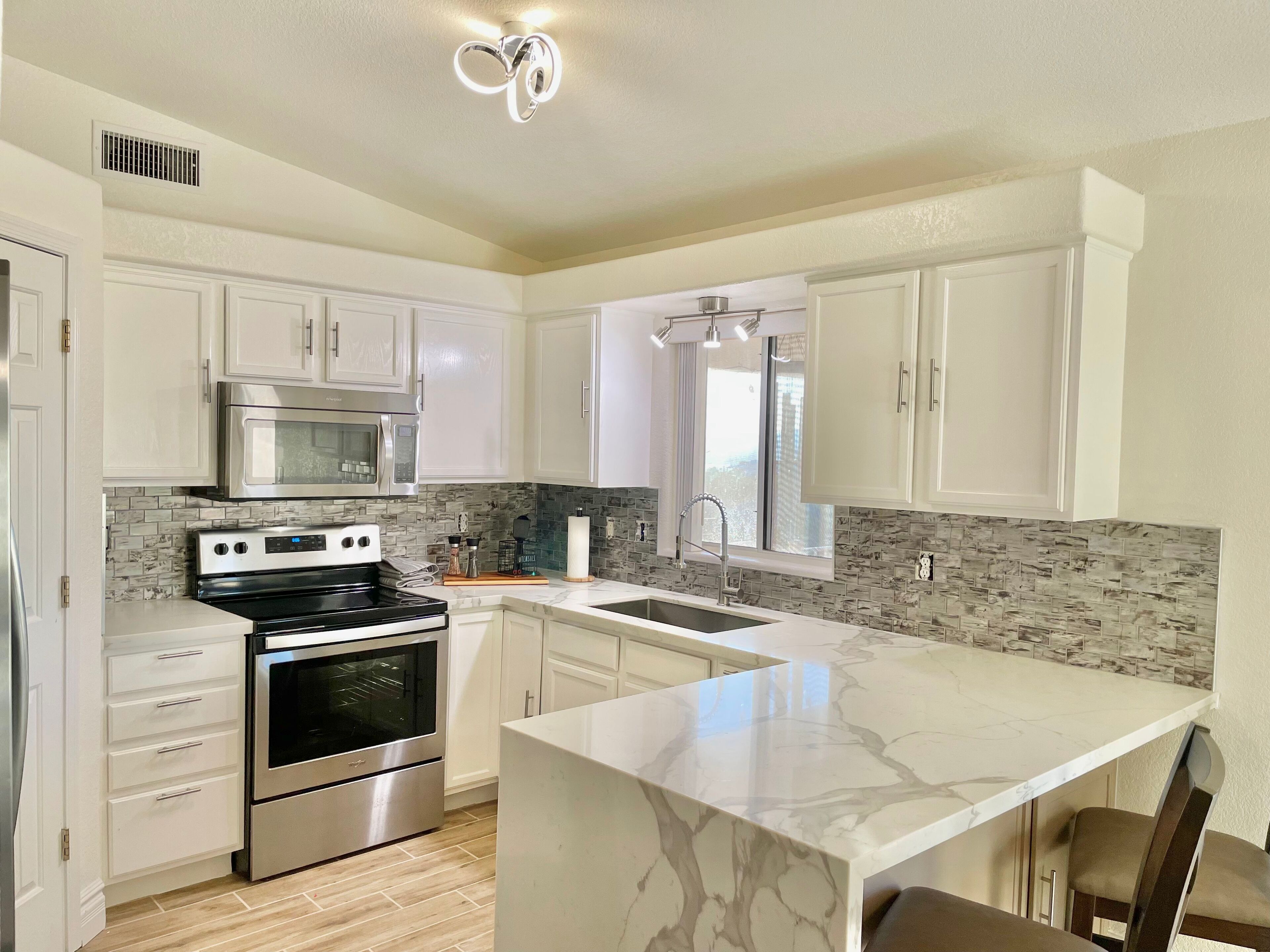 Amazing Sunset Lake View - Newer House!