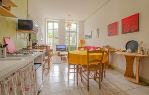 Een koelkast, een microgolfoven, een broodrooster, een kinderstoel