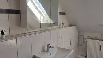 Een bad, zeep, toiletpapier