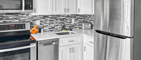 Kjøleskap, mikrobølgeovn, ovn og kokeplater