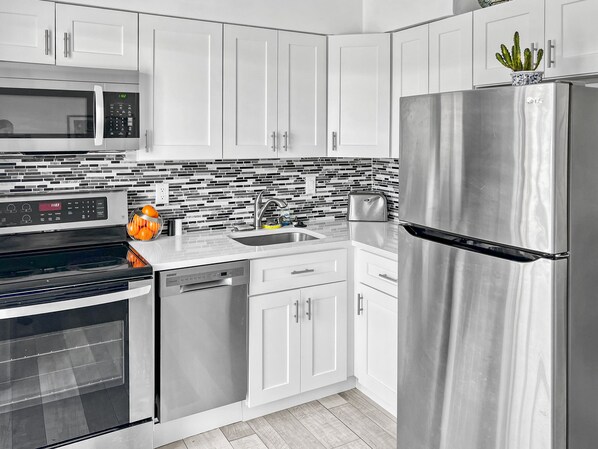 Réfrigérateur, micro-ondes, four, plaque de cuisson