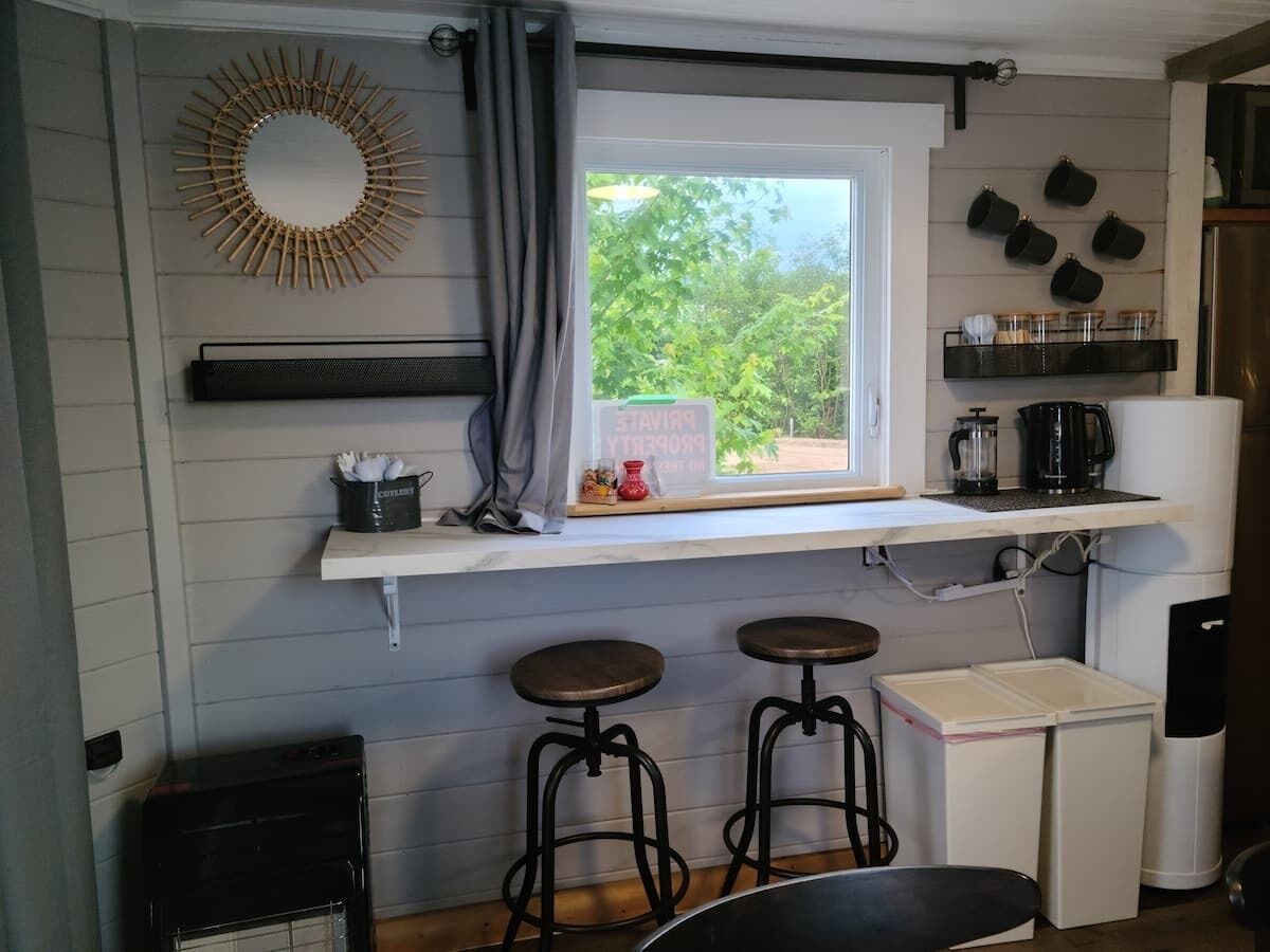 冷蔵庫、電子レンジ、オーブン、コンロ