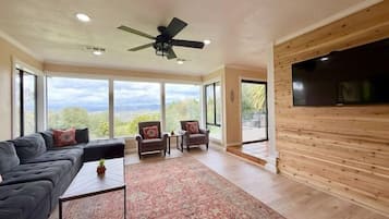 TV connectée, jeux vidéo, baby-foot, livres