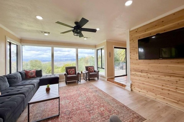 TV connectée, jeux vidéo, baby-foot, livres