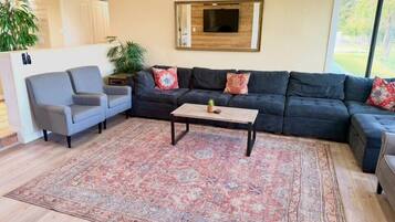 Smart TV, videogiochi, tavolo da calcetto, libri