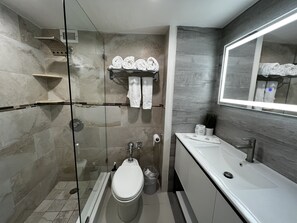 Dusj, hårføner, håndklær og såpe