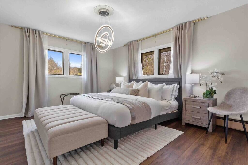 Amazing Five Bedroom Milwaukee Vacation Home!!