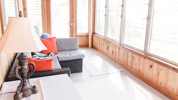 Fernseher, Kamin, DVD-Player, Bücher