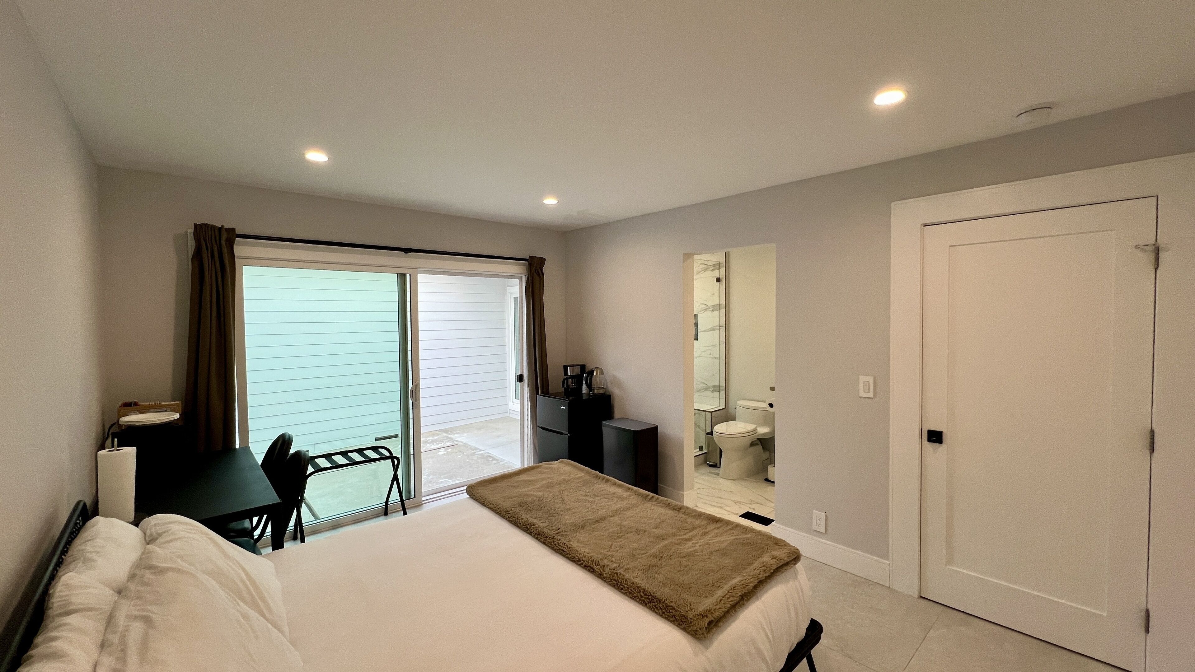 Private Brentwood Oasis: Scenic City & Ocean Views