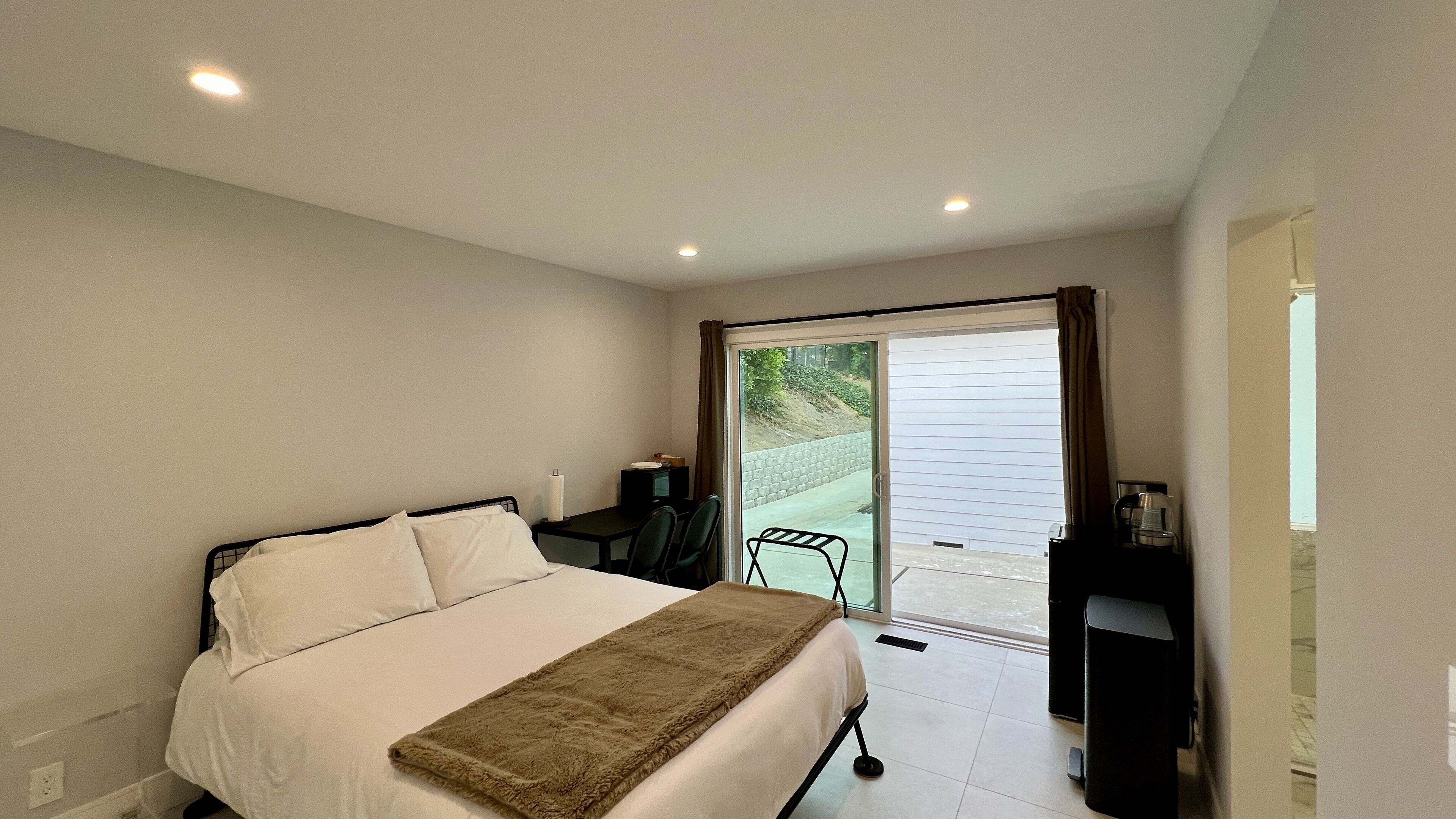 Private Brentwood Oasis: Scenic City & Ocean Views