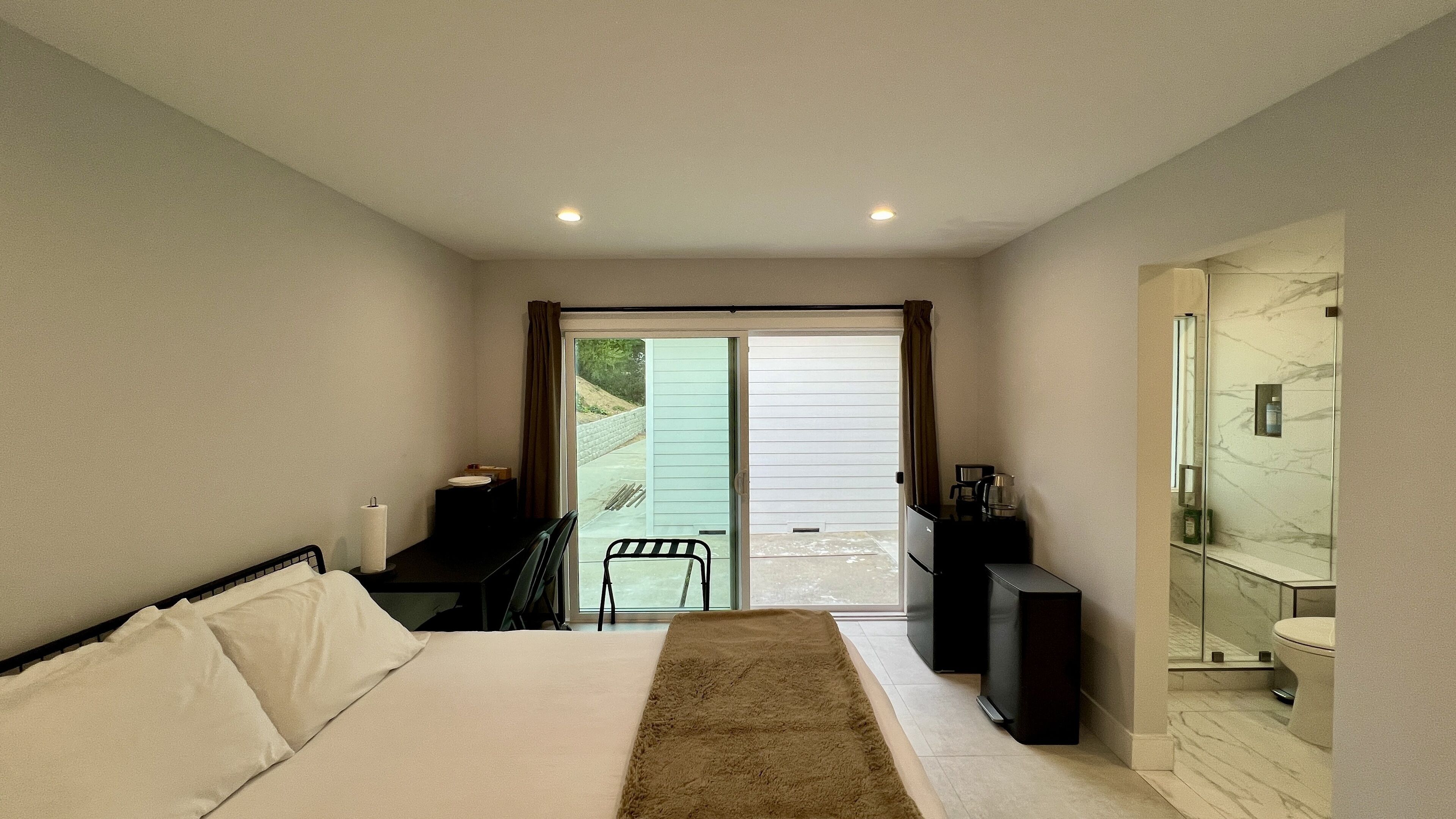 Private Brentwood Oasis: Scenic City & Ocean Views