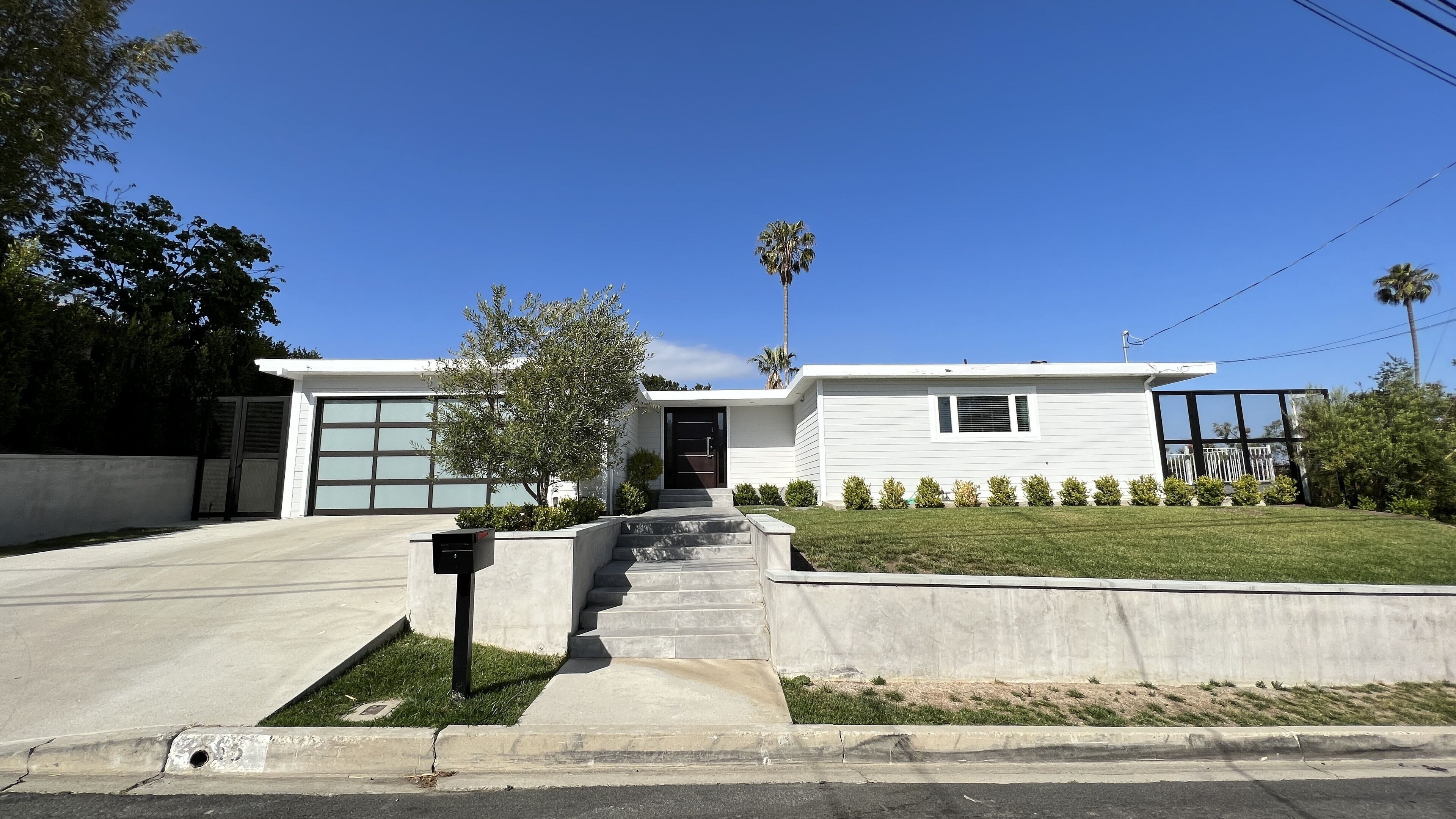 Private Brentwood Oasis: Scenic City & Ocean Views