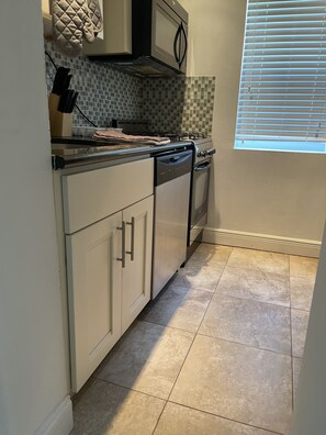 Frigorifero, microonde, forno, piano cottura