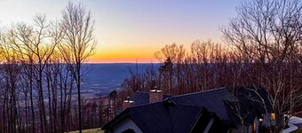 Sunset Overlook: Serene Mountain Retreat