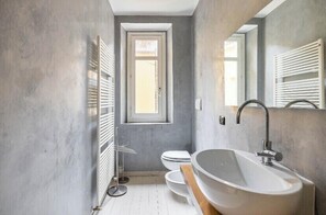 Een douche, een haardroger, een bidet, handdoeken