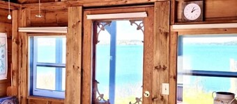 World’s highest tides! Pet friendly, bay front cottage with huge fenced yard.
