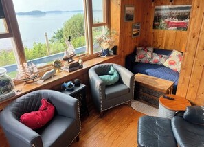 Smart-TV, DVD-spiller, bøker og filmbibliotek