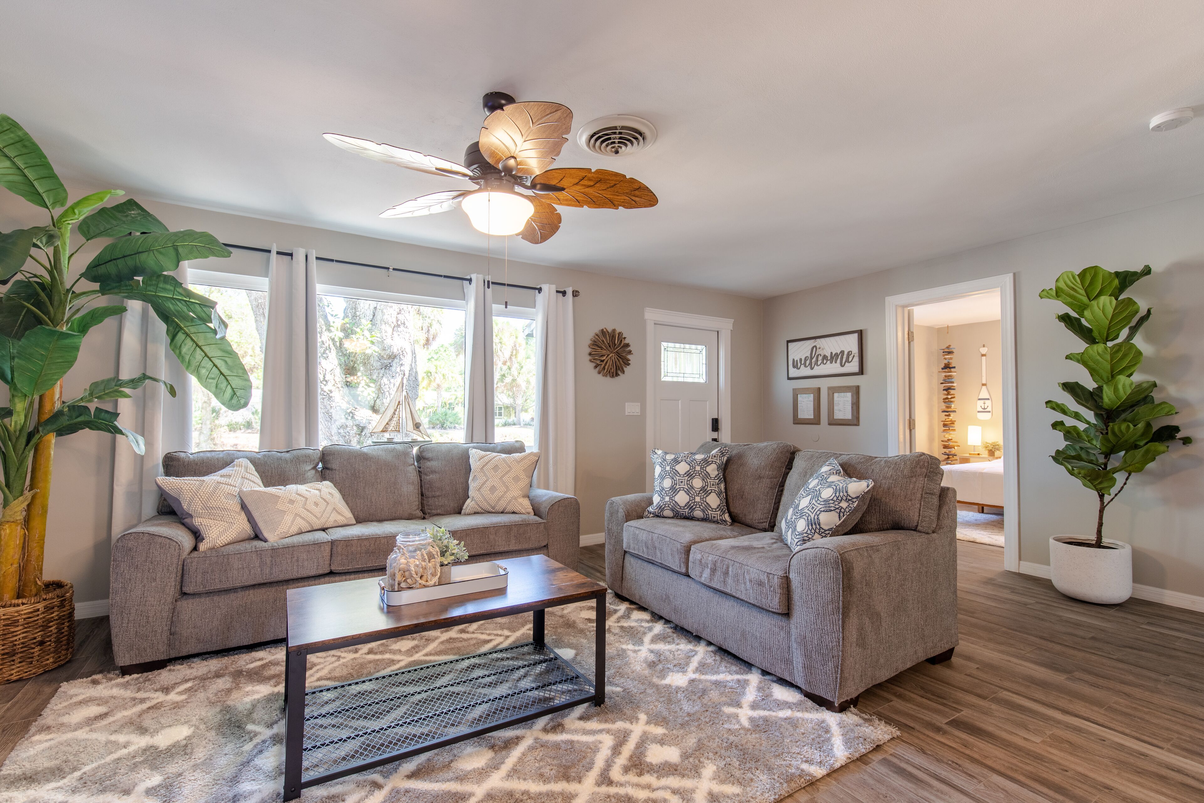 A Vero Oasis-Soaking pool, lanai w/ amenities