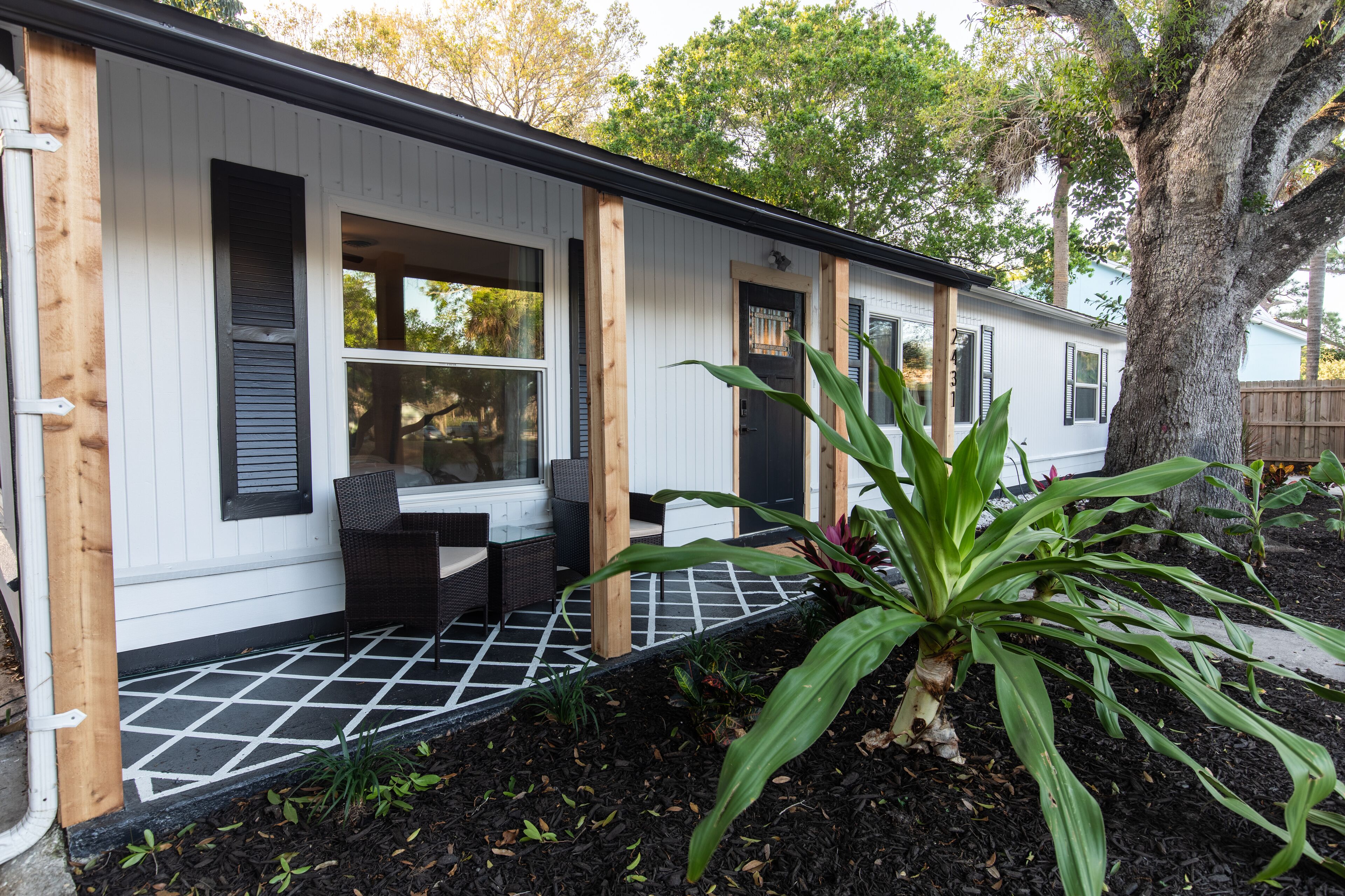 A Vero Oasis-Soaking pool, lanai w/ amenities